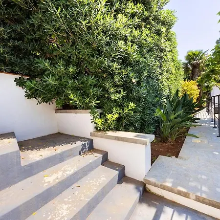 Ibis With Swimming Pool Apartment *